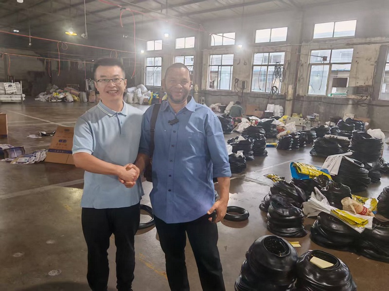 Sierra Leone-kunder roste produksjonskapasiteten vår og produktkvaliteten vår under fabrikkbesøk